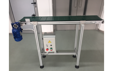 Транспортьор с фотодатчик и прегради на транспортната лента . С 